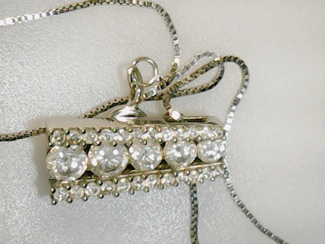 14ktwhite diamond pendant with