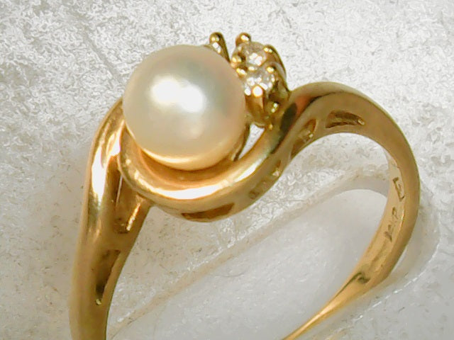 pearl and diamond accented rin