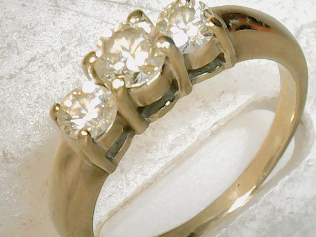 ladies 14ktwhite 3 stone diamo